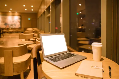 大学 电影简介范文英语